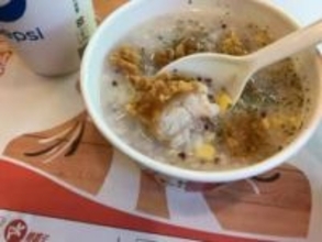 日本人を虜にする台湾KFCの名物　紅藜燕麥嫩雞粥ってなーんだ？