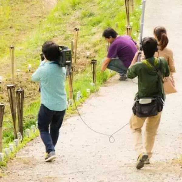 「通らないでください！」通せんぼするテレビ番組クルー　我が物顔の路上ロケに不快感　「道路使用許可」はどこまで強制力があるの？【元警察官が解説】