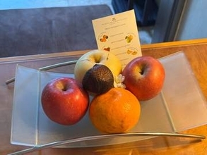 客室に置かれたウェルカムフルーツ　せっかくのサービスだけど…「剥くのが面倒だから食べない」　海外ホテルでのあるあるが143万回表示