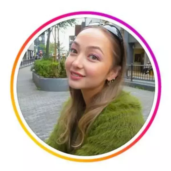 「沖縄来てたの？」母は80年代アイドル…27歳タレント、真っ赤なオープンカーの助手席でポーズ　「世界一かわいい」「うらやましすぎる」