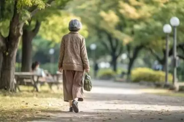 79歳の母、20年続けたウォーキング……やめた理由に娘愕然　ご近所“男性”の行動が影響「うちの母も行けなくなりました」「大迷惑」