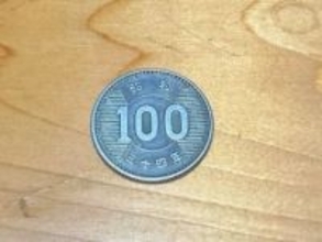 「自販機が認識しない…」謎の硬貨　刻印は「日本国 百円」「昭和34年」　調べて判明した正体は