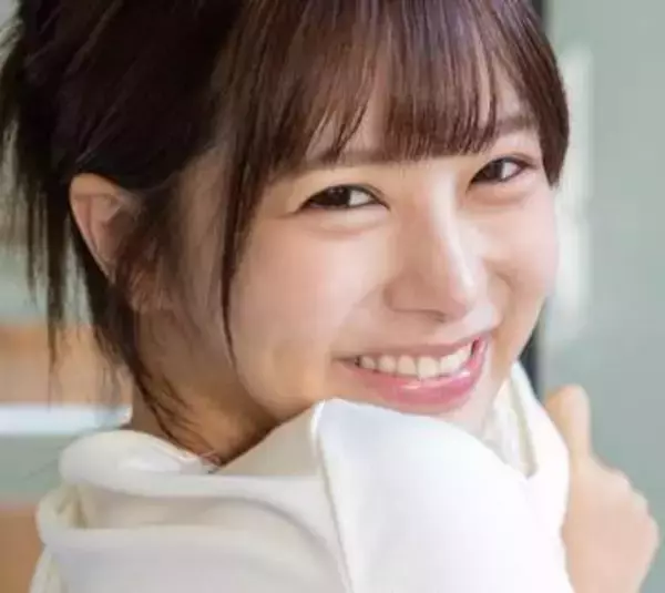 純白ニットのふくらみは90センチＨカップ　セクシー業界が大・大・大注目する21歳の超大型新人　小悪魔エロスがあふれる1st写真集