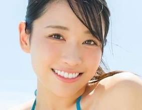 90センチのむぎゅ〜破壊力　フロントクロスビキニで“あっぷるパイ”がどーん！ 「形いいのがよく分かる」「セクシーアップル」