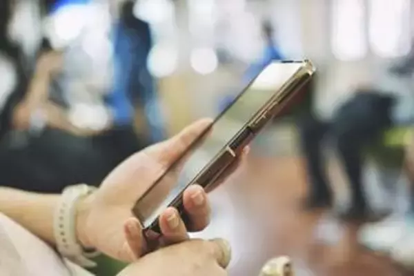 通勤の電車で朝、突然「突き飛ばされた」娘　泣きながら電話「とにかく怖かった」…母が明かした一部始終に衝撃