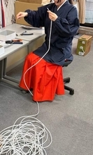 「しめ縄かなと思って何度も見直したけど」　巫女さんの“内職”はLANケーブル作り　1本ずつ成端、導通確認する姿にX騒然
