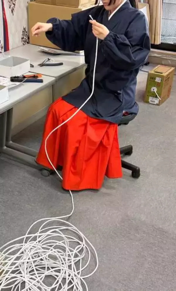 「しめ縄かなと思って何度も見直したけど」　巫女さんの“内職”はLANケーブル作り　1本ずつ成端、導通確認する姿にX騒然