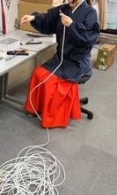 「しめ縄かなと思って何度も見直したけど」　巫女さんの“内職”はLANケーブル作り　1本ずつ成端、導通確認する姿にX騒然