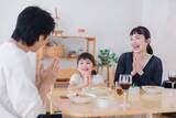 「子どもの食事マナー「周りに不快感を与えないため必要」9割超の一方で…「子どもを叱りたくない」の声も」の画像1