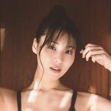 「しっかり見てねーん」　キレイ系イメージから一転、布団の上でごろごろグラビア　29歳女優のしなやか美ボディ