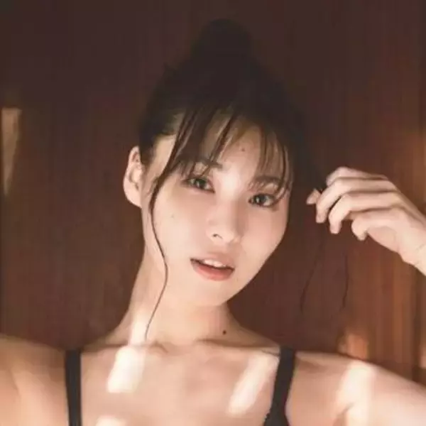 「しっかり見てねーん」　キレイ系イメージから一転、布団の上でごろごろグラビア　29歳女優のしなやか美ボディ
