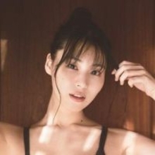 「しっかり見てねーん」　キレイ系イメージから一転、布団の上でごろごろグラビア　29歳女優のしなやか美ボディ