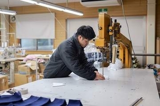 「また近所の工場がなくなった」縫製業界が抱える不安　3代目の26歳による挑戦「日本製を求めている人はいる」