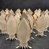 「時間が経つとこんがり色に！クラフト作家の「育てるスルメイカキーケース」に注目集まる「使えば使うほど味の出るケース」」の画像1