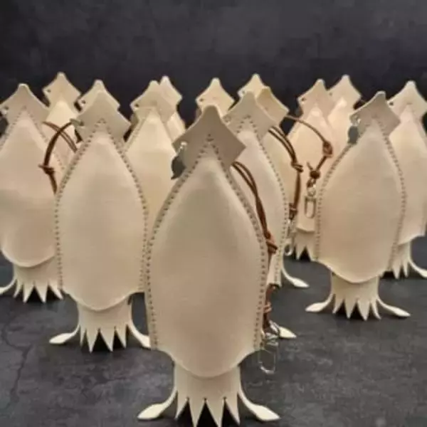 時間が経つとこんがり色に！クラフト作家の「育てるスルメイカキーケース」に注目集まる「使えば使うほど味の出るケース」