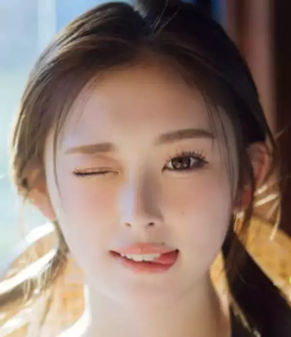 国民的ギャルがウインク＆舌ペロで魅了　ふっくら美バスト際立つニットコーデ