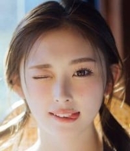 国民的ギャルがウインク＆舌ペロで魅了　ふっくら美バスト際立つニットコーデ