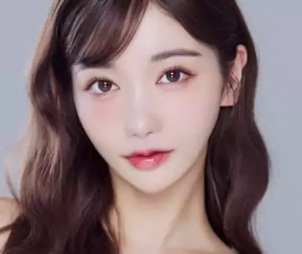 話題のYouTuber、下着姿で美ボディー披露　ブランドが最新ビジュアル公開