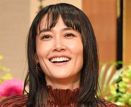 夫は11歳年下　俳優菊地凛子「大胆太ももショット」にファン驚愕　「黒ストの魅力全開」「ノーパン？」
