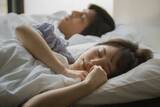 「【夫婦の寝室】「同じ部屋で寝ている」夫婦の約8割が「夫婦円満」　「別室」で寝ている夫婦は？」の画像1