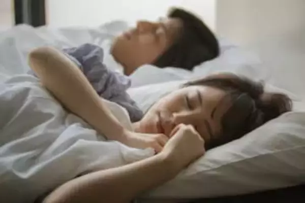 【夫婦の寝室】「同じ部屋で寝ている」夫婦の約8割が「夫婦円満」　「別室」で寝ている夫婦は？