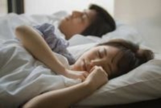 【夫婦の寝室】「同じ部屋で寝ている」夫婦の約8割が「夫婦円満」　「別室」で寝ている夫婦は？