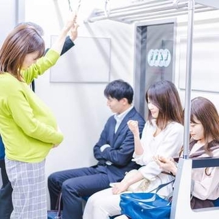 「私の方が優先だから、席を譲れ」電車で怒声……マタニティマークvsヘルプマーク　優先席をめぐり7カ月の妊婦が直面した現実【弁護士が解説】