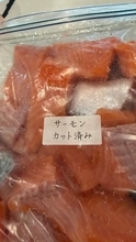 「サーモン カット済み」の手書きがまるでテプラ　美文字の夫の職業は心臓外科医　「感動レベル」「字のキレイな男子は惚れる」