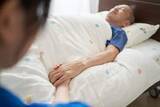 「48歳夫が脳梗塞で倒れ右半身まひ、要介護2認定　45歳妻、退院後の生活が不安　中2息子をヤングケアラーにしない支援の頼り方【社会福祉士が解説】」の画像1