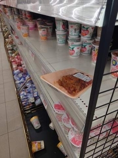 スーパーで「なんであった場所に戻せないんかな？」カップ麺の棚に放置されていたのは…「スーパーには死活問題」の声も