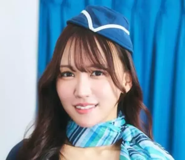 RIZINガール就任のグラビア美女　CA風ワンピース＆帽子に「思わず萌え～」　ヤンマガ「働くお姉さん」企画に登場