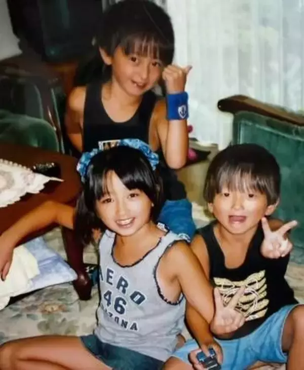 3きょうだいが22年前の集合写真を再現！「AIかと思った」「美形一家！」「漫画みたい」と反響