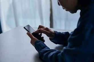 携帯電話がないと働けないのか…携帯電話がない期間に応募した人の約7割が「採用ゼロ」