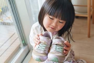 実はパパよりくさい？　「子どもの足のにおい」の盲点と帰宅後すぐの“新習慣”が判明