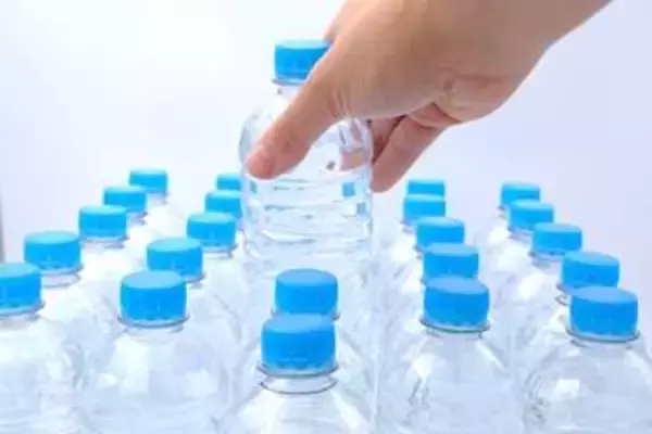 ドライバーの水分補給に「ご理解を」　タクシー会社が呼びかけ→その後どうなった？　「どんどん飲んで」「全然問題ない」「文句言う人いるの？」