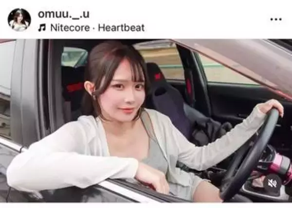ガチの車好き女性YouTuber「真夏みたいな恰好になっちゃった笑」　洗車中の涼しげコーデにファン「激カワ！」「服装好きすぎ」