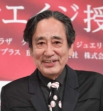 精悍な顔つき、凛々しい眉、キリリとした鼻筋　72歳タレントの若き日のパスポート写真がサムライブルーMFにしか見えない　「ニノにも似てる」