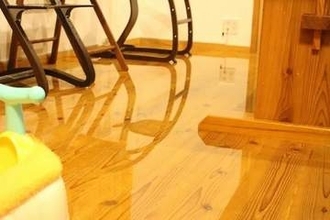 夜中に聞こえた雨音……リビングが「ウユニ塩湖」「水鏡のよう」1階へ降りて驚愕