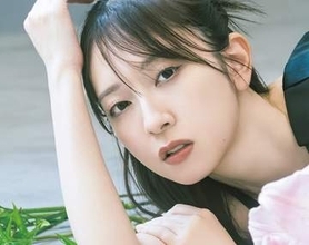 セルフシャッター、花の演出、モノクロ写真　日向坂46金村美玖、新境地グラビアに挑戦
