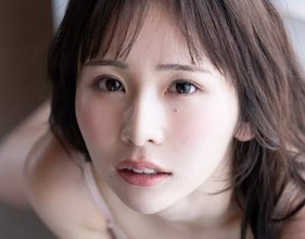 ランジェリーとガーターベルトの破壊力！ 25歳アイドルが黒統一で小悪魔に 「ドキッとしてもらえたらうれしい」