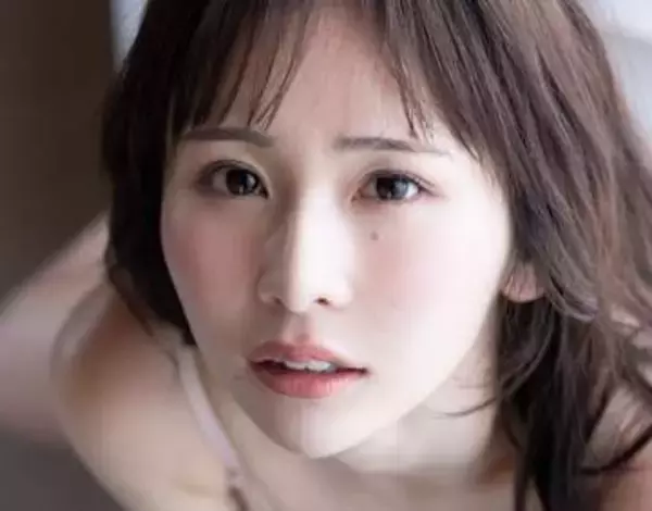 ランジェリーとガーターベルトの破壊力！ 25歳アイドルが黒統一で小悪魔に 「ドキッとしてもらえたらうれしい」