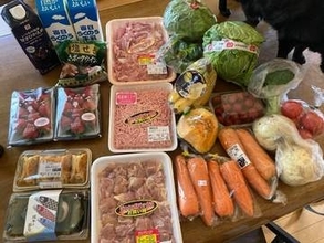 義母から柏餅をもらいに行っただけなのに…　気づけばテーブルいっぱいの食料品　「宝くじでも当たったんか？」