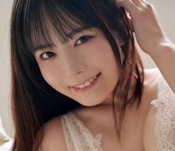 「前も後ろもとんでもない」東雲うみ　透け感＆極小の眼帯ビキニ　見れば元気になるフォトブック　「前後ともにとんでもない戦闘力」「桃ダイナマイトがすごい」