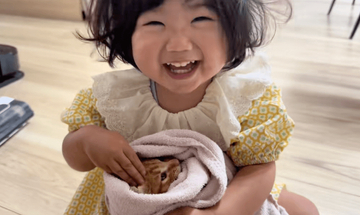 「いいこ、いいこ」と優しく子猫をなでる2歳娘　760グラムの命を前に芽生えた母性　「幸せな気持ちになる」「ふたりとも可愛い♡」