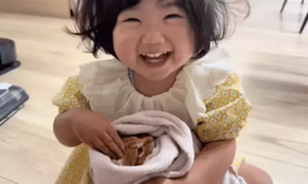 「いいこ、いいこ」と優しく子猫をなでる2歳娘　760グラムの命を前に芽生えた母性　「幸せな気持ちになる」「ふたりとも可愛い♡」