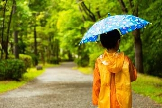 「パパの大人の傘を持ってくねー」小4息子にOKした5分後、玄関にポツンと残されていたのは…　立ちすくむ父親「なにが『そうしなー』なのさ」