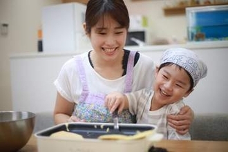 ホットケーキ作りで、生卵をカーペットに落とした2歳息子「ダメした？」→母「もう1回やろ！」大声をぐっとこらえた姿に「こういうママになりたい」