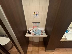 おむつ交換台に不満の声……「縦横変えません？」　そのワケに賛否両論「わかる」「付ければ良いってもんじゃない」「転落防止と思ってました」