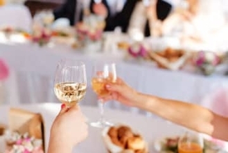 乾杯するとき、グラスを「カチン！」……ってするよね？　プロが伝授、間違えてしまいがちな「グラス作法」