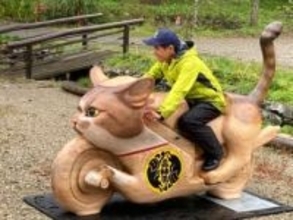 レーシングバイクと猫が一体化！山口・萩の「猫寺」にチェーンソーアートの「猫バイク」登場　ツーリングのバイカーらの人気スポットに